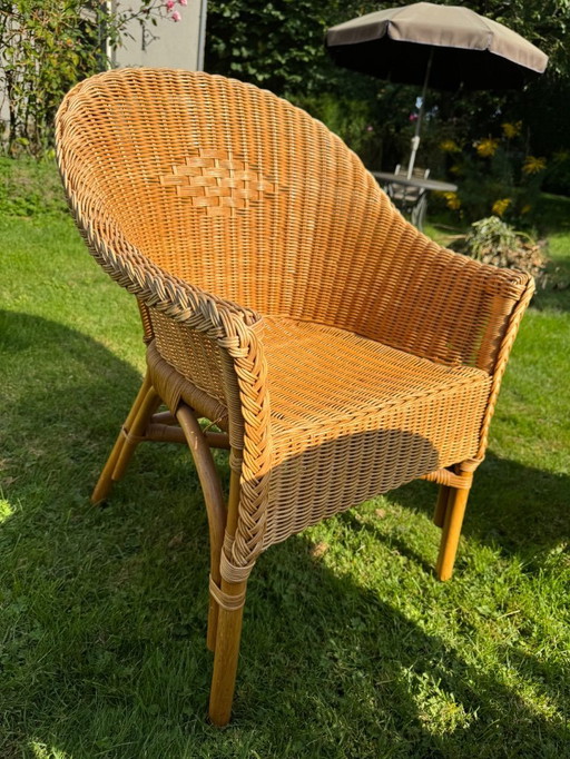 4 chaises en rotin et 1 table en rotin (62 cm de diamètre)