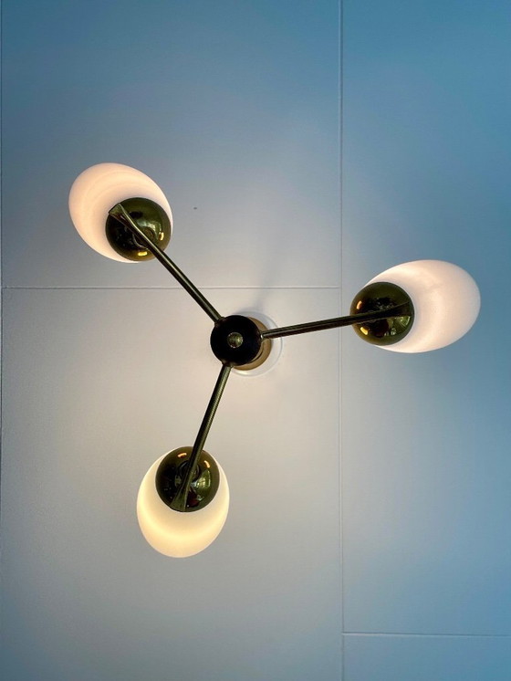 Image 1 of Mid-Century Kronleuchter aus Teak & Messing mit Schirmen aus Milchglas