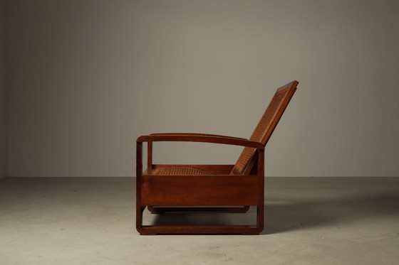 Image 1 of Sillón de salón de teca de estilo arquitectónico de mediados de siglo con asiento de mimbre, década de 1950.