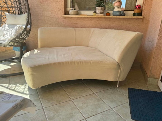 Sofá curvo de salón color crema, años 90 – Loveseat, Textil (photo 3 of 6)