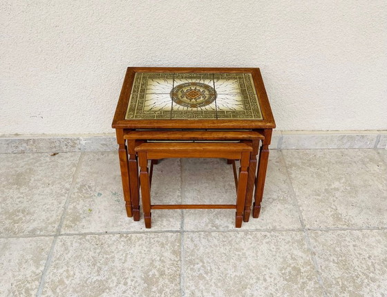 Image 1 of Set di 3 tavolini da caffè impilabili in teak e ceramica, Danimarca, 1960