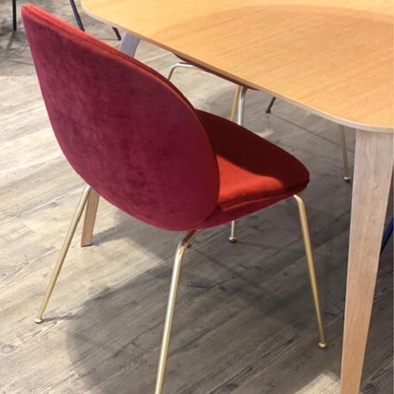 Image 1 of Gubi Beetle Eetkamerstoel Rood Velours, Messing Voet - Sale