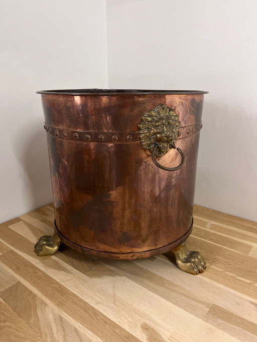 Cubo de chimenea antiguo de cobre rojo con bronce y caja de leña