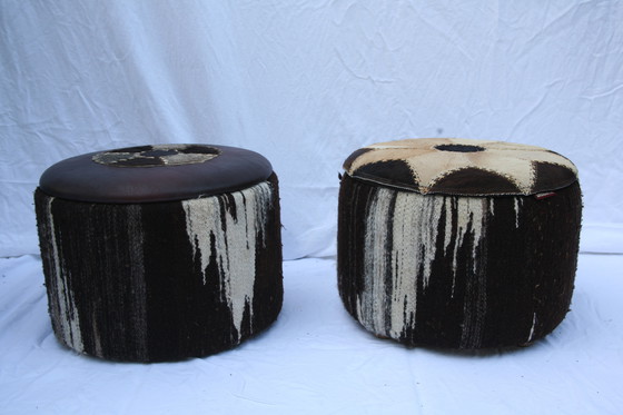 Image 1 of Deux poufs vintage (en laine de mouton) avec espace de rangement