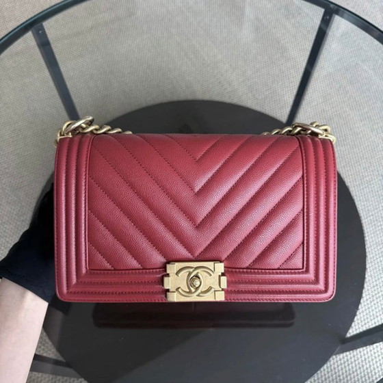 Image 1 of Chanel Boy Medium - 25CM Chevron Rood Goudkleurige Hardware Serie 25