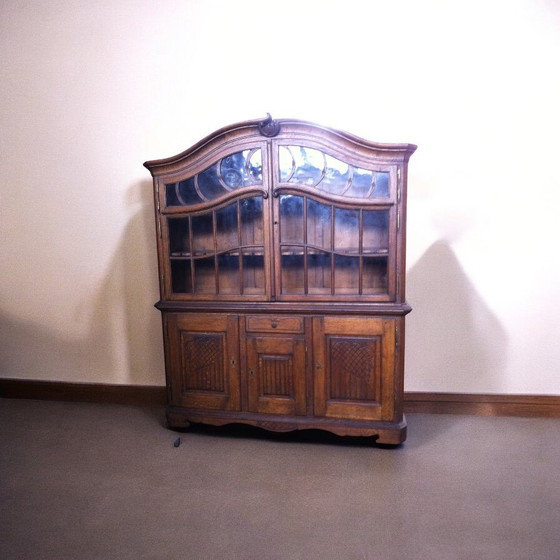 Image 1 of Traditionele Ambachtelijke Vitrine kast met gebogen deuren met antieke raampjes 