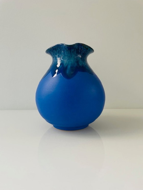 Image 1 of Pichet en céramique bleu cobalt à glaçure expressive