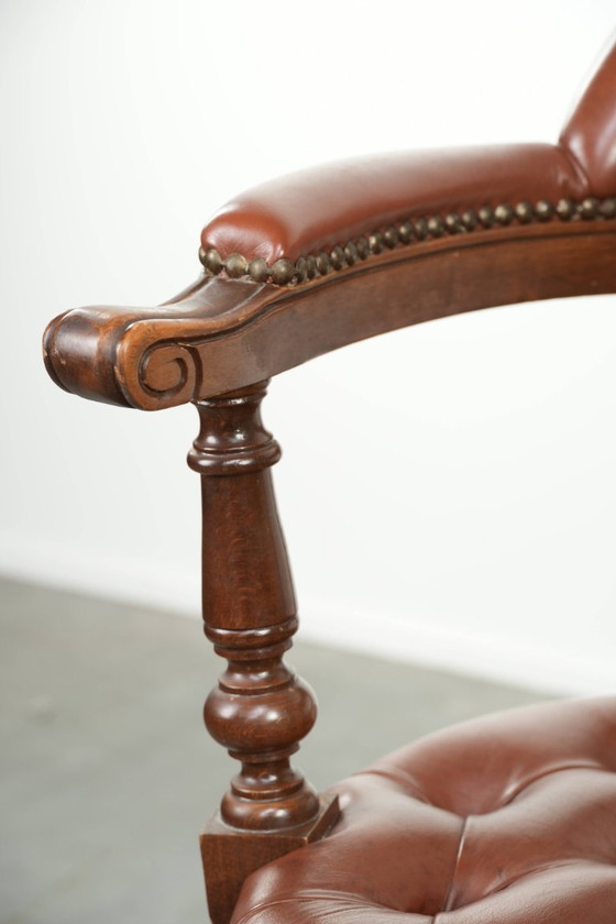 Image 1 of Draaibare rundleren Engelse stijl chesterfield bureaustoel in een mooie bruine kleur