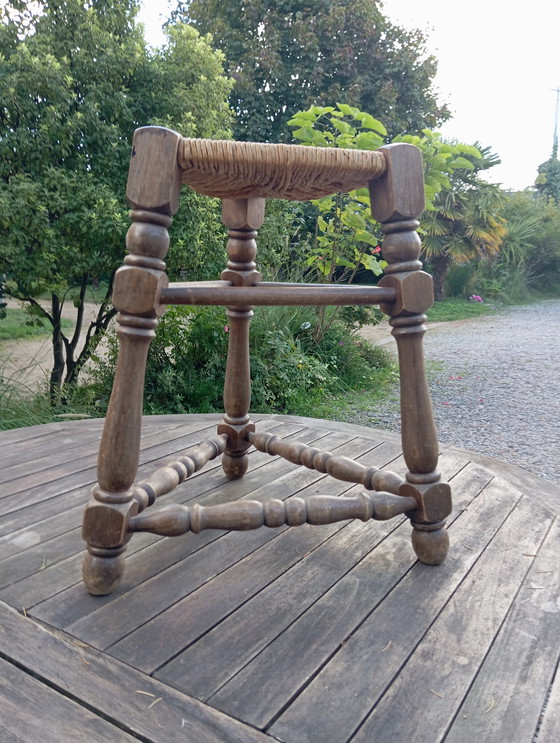 Image 1 of Dreibeiniger Hocker aus geschnitztem Massivholz, Sitzfläche aus Stroh, Neo-Baskischer Stil, Frankreich
