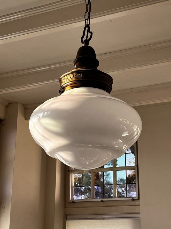 Große Art-Deco-Lampe (Schullampe) – Opalmilchglas und Messing mit mäanderförmigem Rand (Ø 40 cm) (photo 2 of 6)