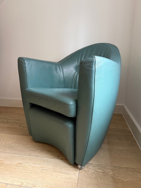 Image 1 of Sillón Leolux Carabita con otomana, tapizado en piel verde oliva.