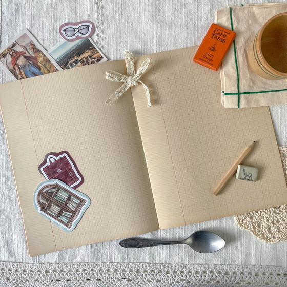 Mystery Box Jours d'École Vintage | Tasse Vintage, Carnet Brouillon Vintage, Serviette Brodé & Carte (photo 9 of 12)
