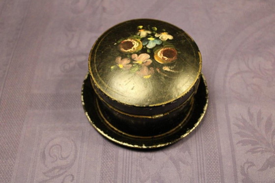 Round box with floral motif, black, Decorative Objects, Metal, Vintage (photo 4 of 10)