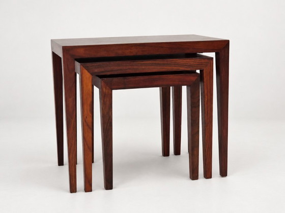 Set of three nesting tables in rosewood. Haslev Møbelsnedkeri, Denmark, 1960s – Coffee tables (photo 2 of 13)