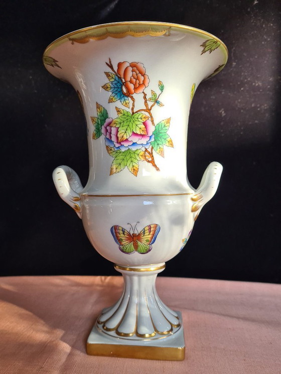 Image 1 of Herend Queen Victoria vaas met handvatten op voet- 24-karaats gouden accenten.