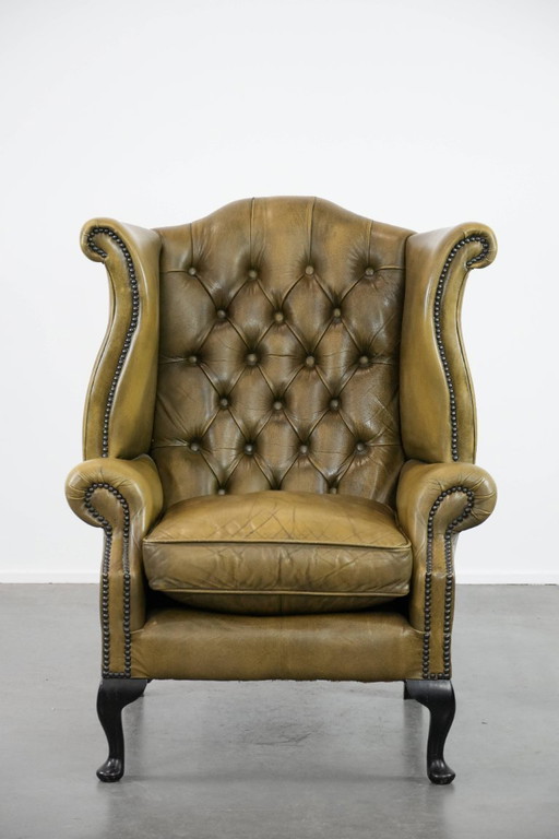 Poltrona Chesterfield con schienale alto in pelle di mucca verde muschio in stile inglese, rifinita con chiodi decorativi