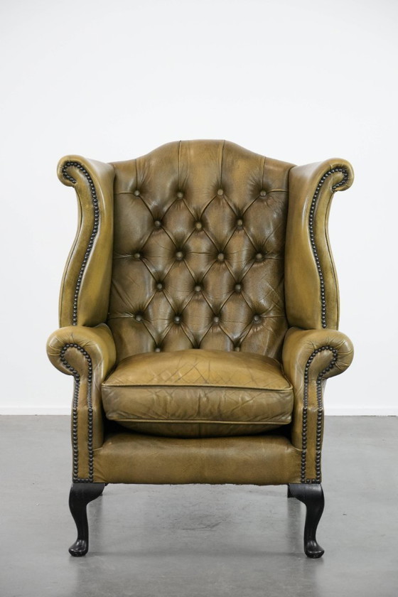 Image 1 of Poltrona Chesterfield con schienale alto in pelle di mucca verde muschio in stile inglese, rifinita con chiodi decorativi