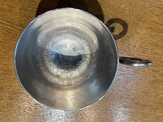 Image 1 of Grote verzilverde metalen Gallia-mok met keurmerken van een haan en een geitenkop, genummerd.