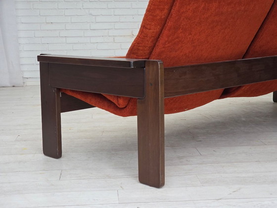 Image 1 of Dänisches 3-Sitzer-Sofa aus den 1970er Jahren, orange/roter Möbelvelours, Eichenholz.