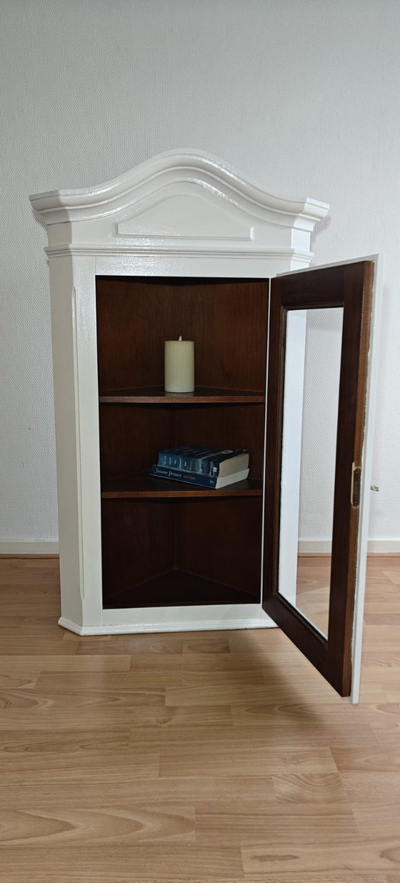 Image 1 of Mueble esquinero blanco restaurado con detalles en marrón oscuro.