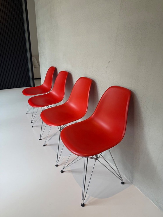 Image 1 of 4x Sillas laterales de plástico Eames DSR VITRA