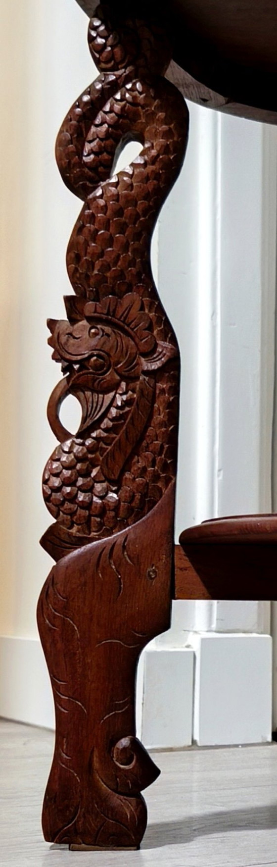 Tavolino vintage balinese in teak intagliato a mano con gambe di drago (Naga) e paesaggio vulcanico (photo 5 of 11)