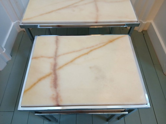 Image 1 of Minijuego de tres piezas de mediados de siglo: tapa de mármol y base cromada.