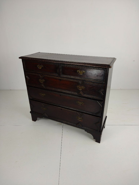 Image 1 of Cassettiera inglese in rovere con pannelli geometrici, ca. 1680