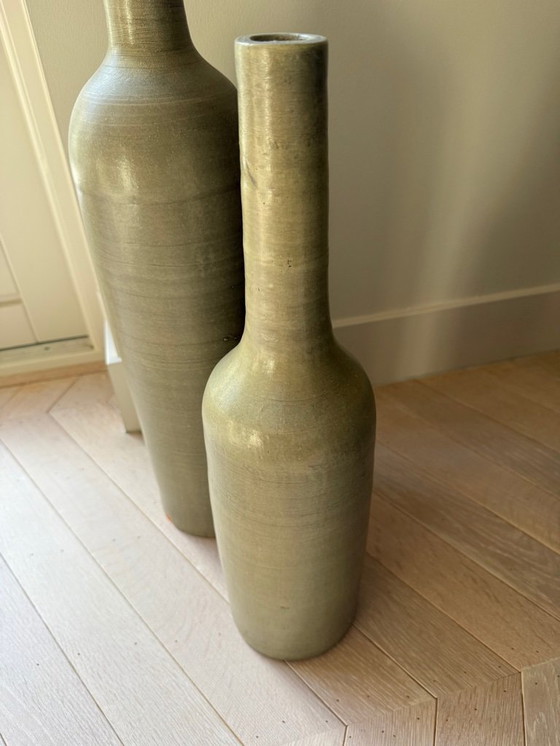 Image 1 of 2 vasi decorativi alti e stretti verde oliva a forma di bottiglia