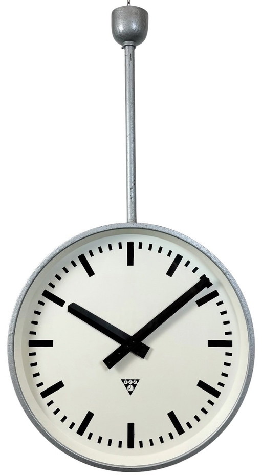 Enorme reloj industrial de doble cara para ferrocarril o fábrica de Pragotron, década de 1960
