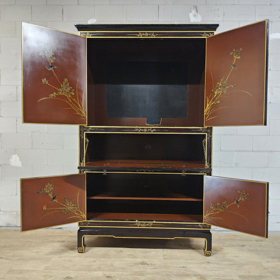 Image 1 of Mobiletto cinese vintage laccato rosso/oro con fiori e uccelli / mobiletto bohémien / mobiletto orientale