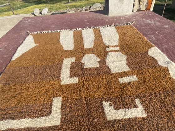 Image 1 of Vintage Beni Ouarain vloerkleed 330x230 cm – Handgeknoopt Marokkaans Berber tapijt – Wol in bruin en crème met minimalistisch 