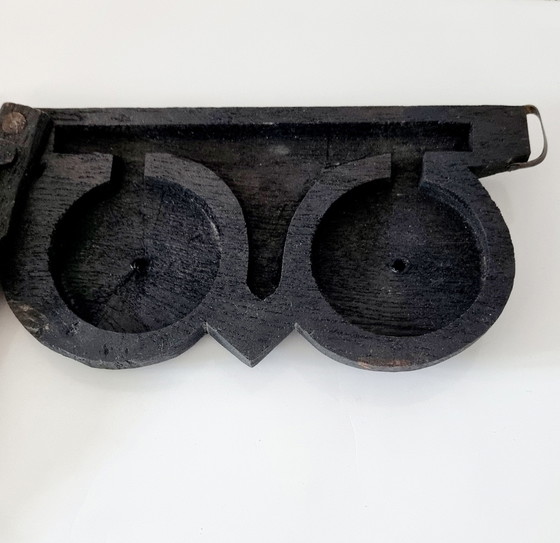 Image 1 of Antica bilancia in legno di teak intagliato.