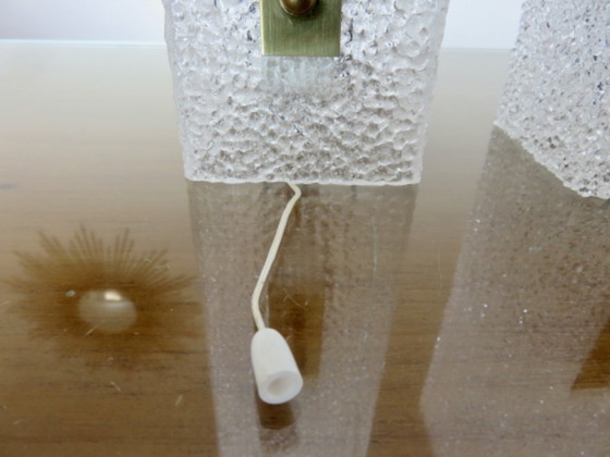 Coppia di applique francesi in plexiglas e ottone dorato, con interruttore a cordicella, anni '60. (photo 7 of 10)