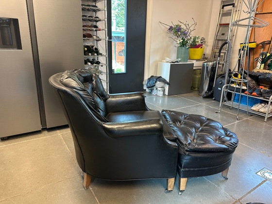 Image 1 of Poltrona vintage in pelle nera trapuntata con pouf