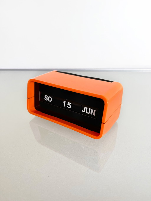 Vintage 1970s orange Arlac dati Flip Calendar