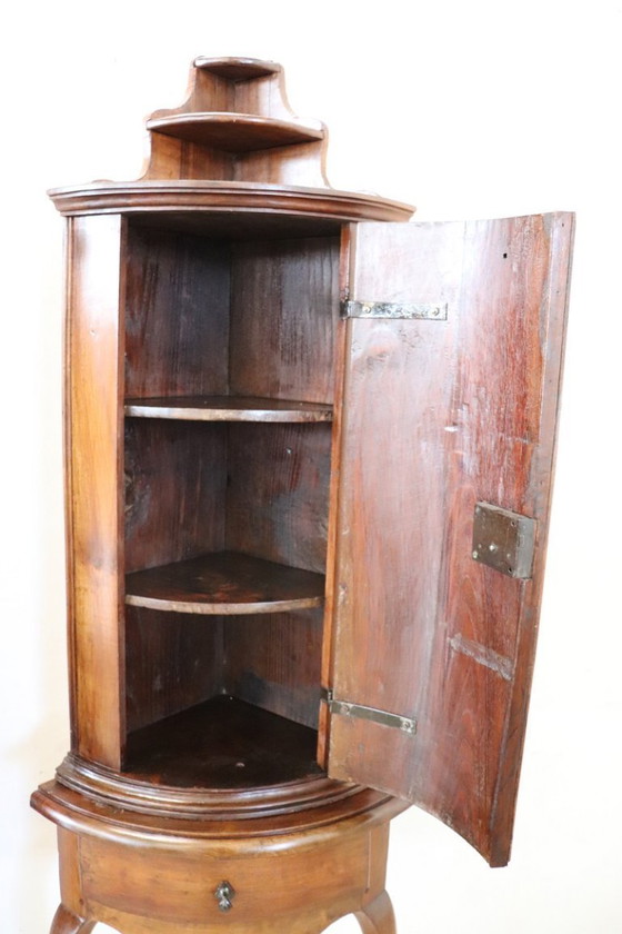 Image 1 of Juego de 2 armarios esquineros de nogal del siglo XVIII