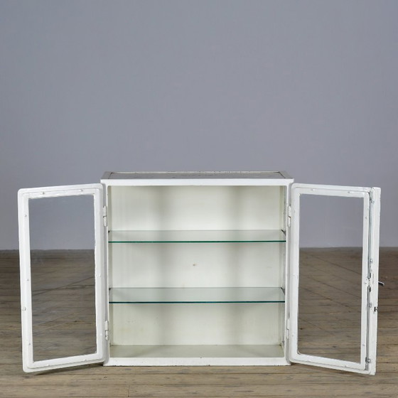 Metalen vitrinekast, circa 1930, Vitrinekasten, Metaal, Glas, Wit, Vintage (foto 4 van 12)