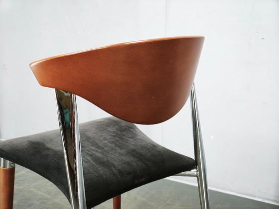Paco Capdell Set aus acht spanischen Esszimmerstühlen aus Chrom, Holz und Samt – Wood (photo 3 of 21)