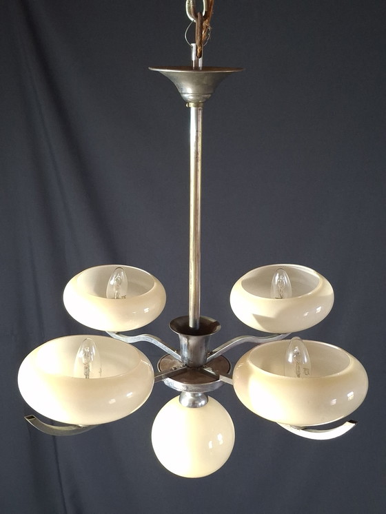 Image 1 of Lampadario in metallo cromato con 5 paralumi in opalino giallo pallido, anni '50
