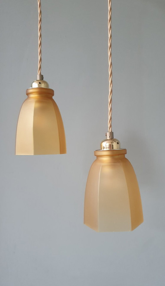 Image 1 of Set Vintage franse gele hanglampen van gekleurd glas.