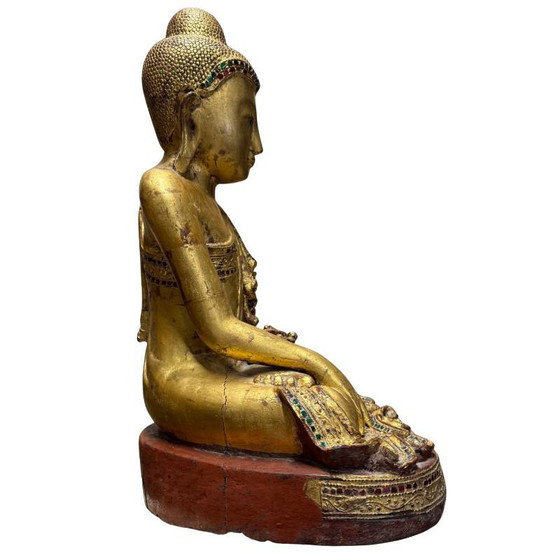 Antigua Estatua de Buda Mandalay Birmana – Madera Dorada con Mosaico de Vidrio – Bhumisparsha Mudra – c. (photo 4 of 10)