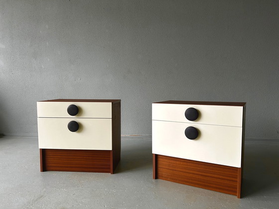 Image 1 of Nachtkastje-Set aus der Mitte des Jahrhunderts in Weiß/Teakholz – Jaren 60/70