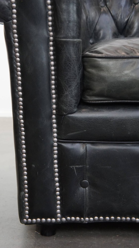 Image 1 of 2 x Ruime zwarte chesterfield fauteuil van generfd rundleer