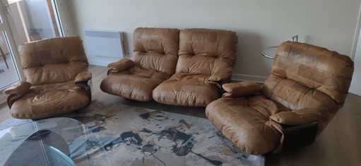 Marsala bank en twee fauteuils van leer, ontworpen door Michel Ducaroy voor Ligne Roset, jaren 70.