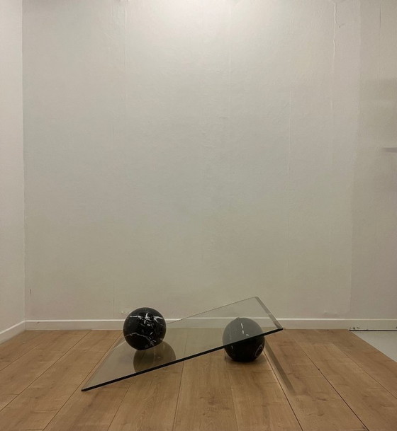 Image 1 of Roche Bobois asymmetrischer Couchtisch aus Glas und Marmor, 1980/90