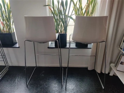 2 tabourets Arper Catifa blancs et 3 tabourets Arper Catifa noirs plus hauts