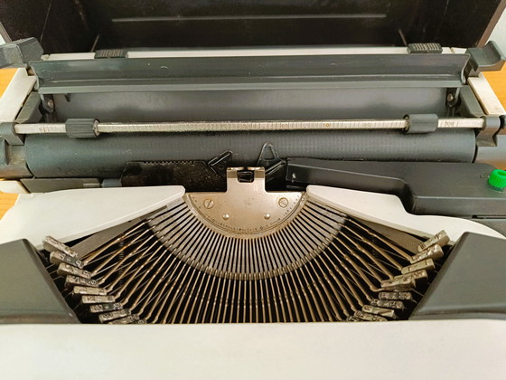 Image 1 of Macchina da scrivere Olivetti Lettera 12