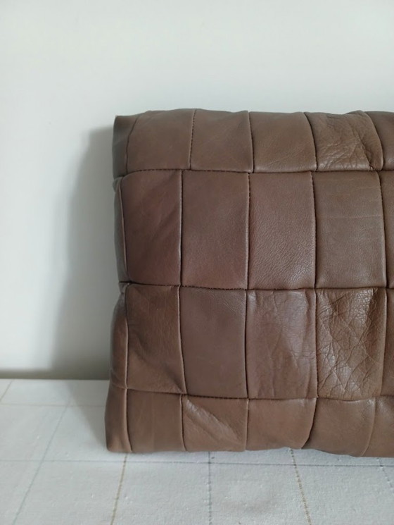 Image 1 of Coussin en cuir vintage - marron clair chaud - patchwork