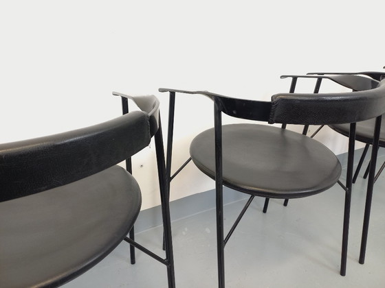 Image 1 of Set di 4 poltrone vintage di design italiano in metallo nero e similpelle nera degli anni '80